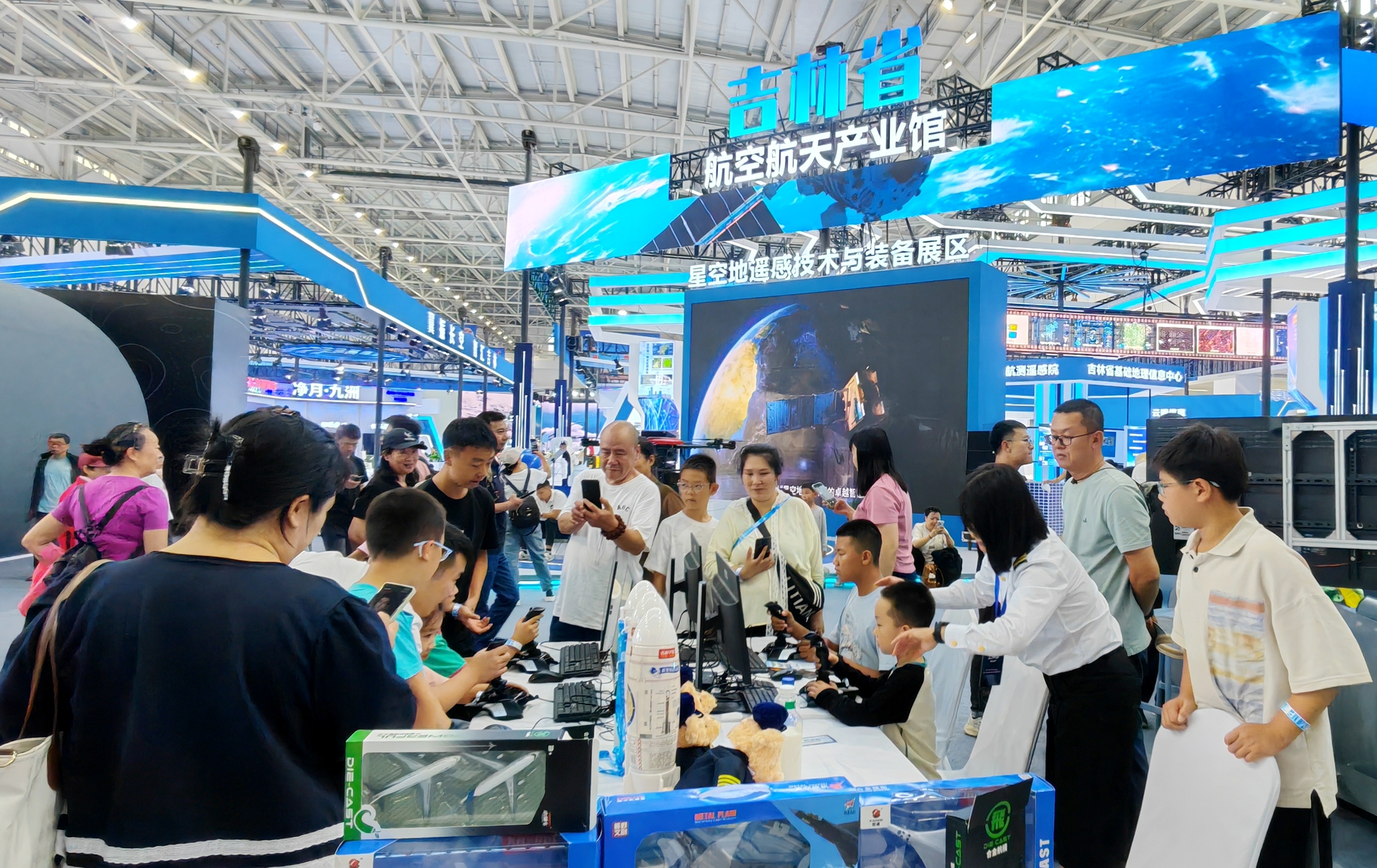 《吉林省航空航天产业馆深受市民青睐》 解克兢 13159643008.jpg